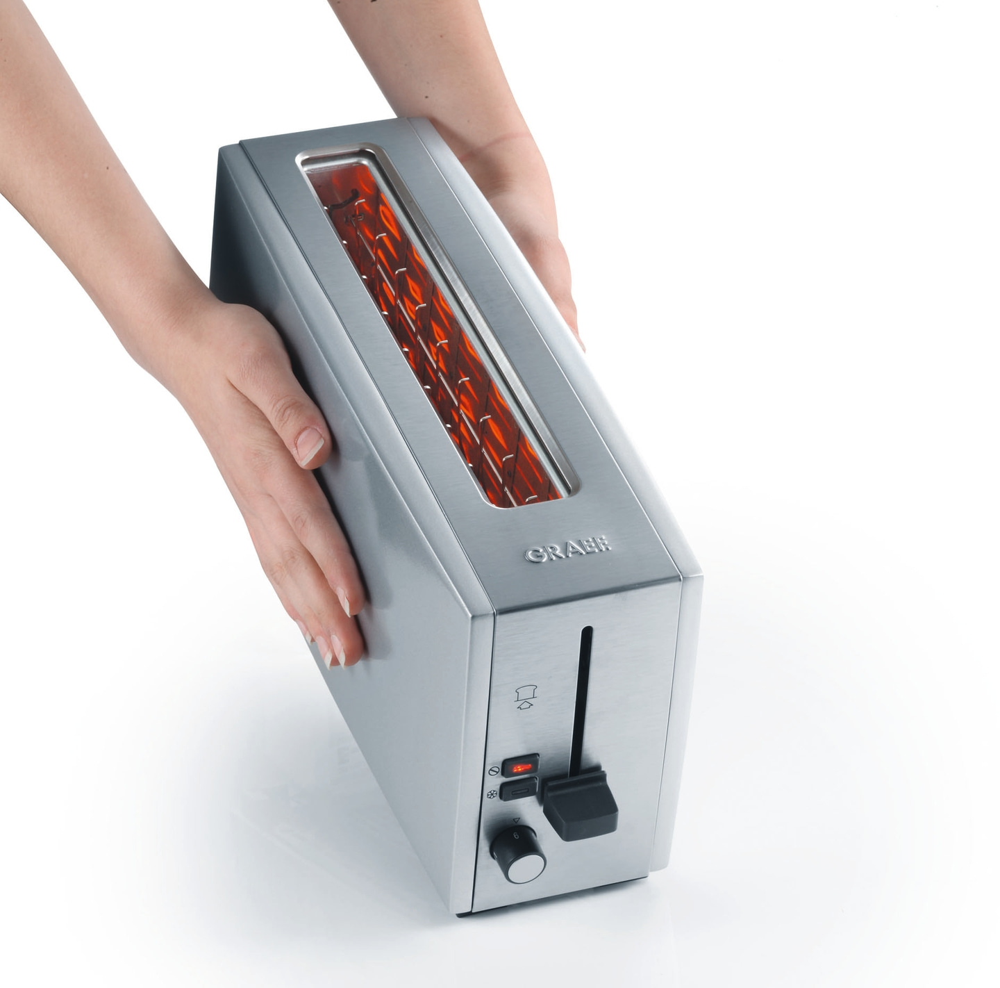 Toaster aus Edelstahl, der von Händen gehalten wird, mit rotem Licht.