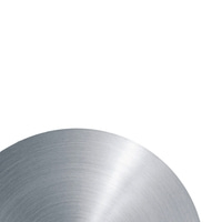 Kreisförmige Metalloberfläche mit gebürsteter Textur und hellem Hintergrund