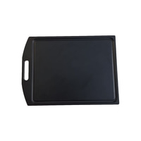 Schwarze rechteckige Grillplatte mit Griff, isoliert auf weißem Hintergrund