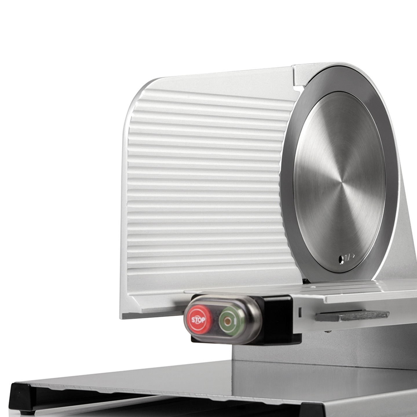 Nahaufnahme eines silbernen Fleischschneiders mit roter Stopptaste und grünem Knopf