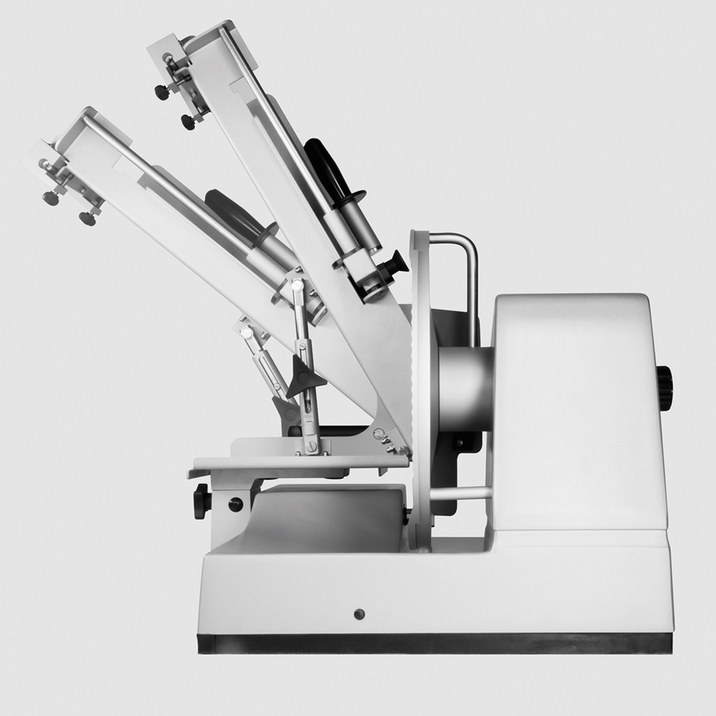 Fleischschneidemaschine, professionelles Gerät, Edelstahl, Lebensmittelzubereitung, Küche, Gastronomie.