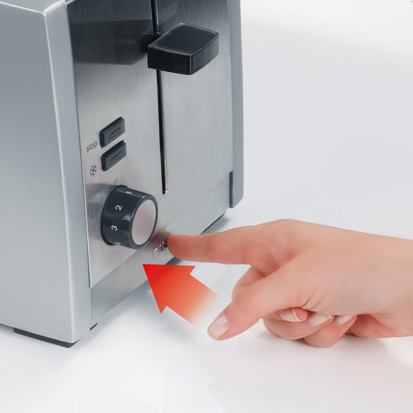 Hand drückt Knopf an Toaster, Pfeil zeigt Richtung, Nahaufnahme, Gerät
