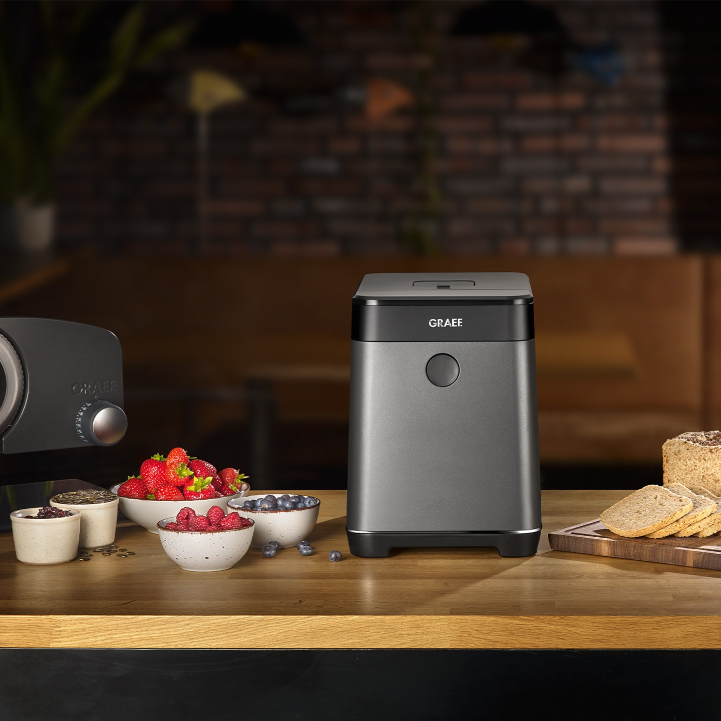 Graef appliance with berries and bread on a wooden surface