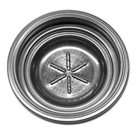 Metallfilter mit Löchern und Sternmuster in einem runden Behälter