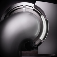 Abstrakte Metallstruktur mit glänzenden Oberflächen und eleganten Kurven, futuristisch.