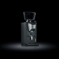 Kaffeemühle der Marke Graef auf schwarzem Hintergrund