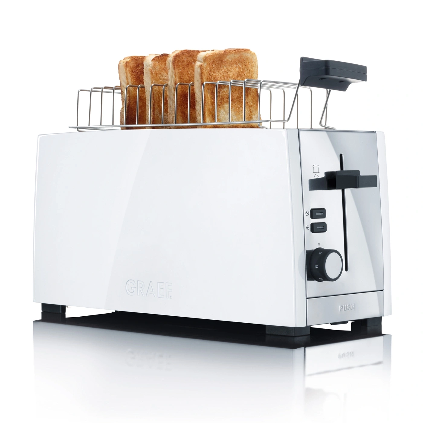 Ein weißer Toaster mit vier gerösteten Brotscheiben, die herausragen.