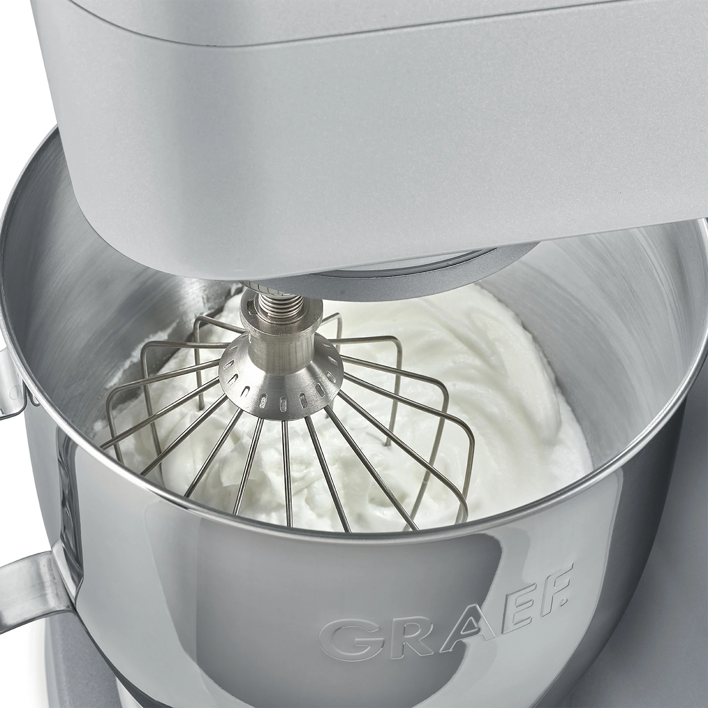 Küchenmaschine mit Schneebesen, die Sahne schlägt, Nahaufnahme, glänzend