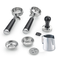 Kaffeemaschine Zubehör: Siebträger, Tamper, Milchkännchen, Siebe, Reinigungsstift.