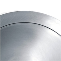 Graue Metalloberfläche mit einer schwarzen Linie, glänzend und gebogen.