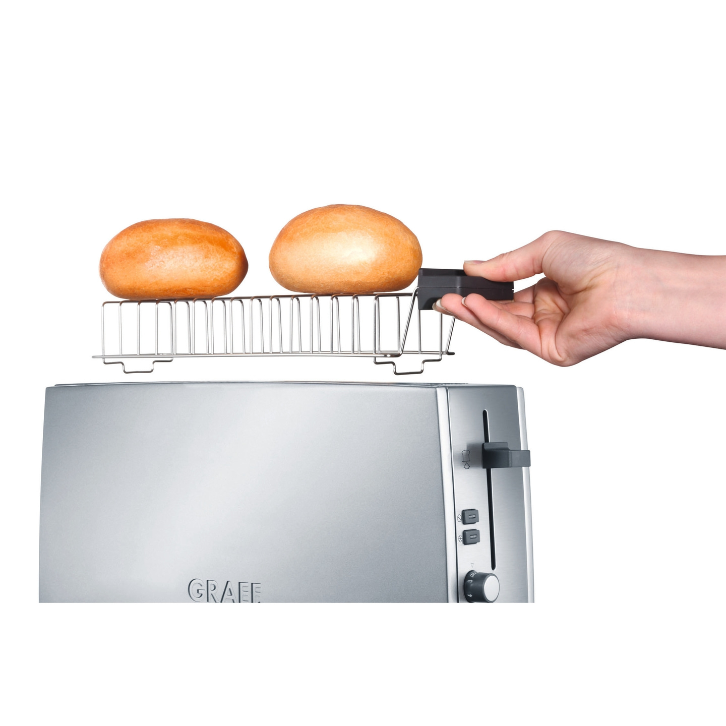 Toaster mit Brötchen, Hand, die den Toaster bedient, isoliert auf weißem Hintergrund
