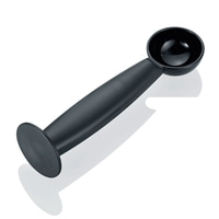 Schwarzer Eisportionierer auf weißem Hintergrund, Nahaufnahme, isoliert