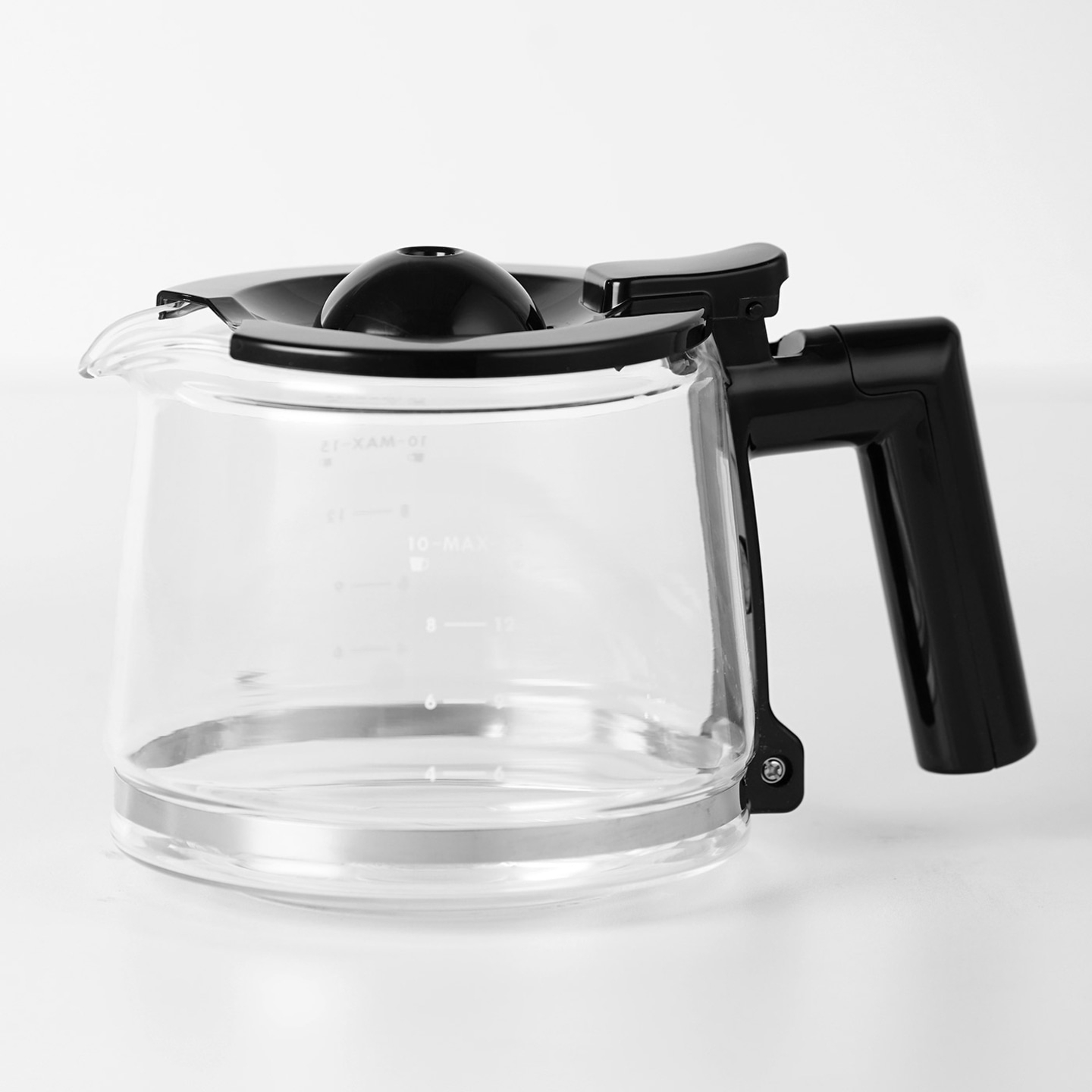 Kaffeekanne aus Glas mit schwarzem Griff und Deckel, leer, isoliert