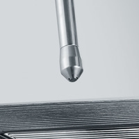 Metallrohr mit Düse, die auf eine Reihe von Metallplatten gerichtet ist