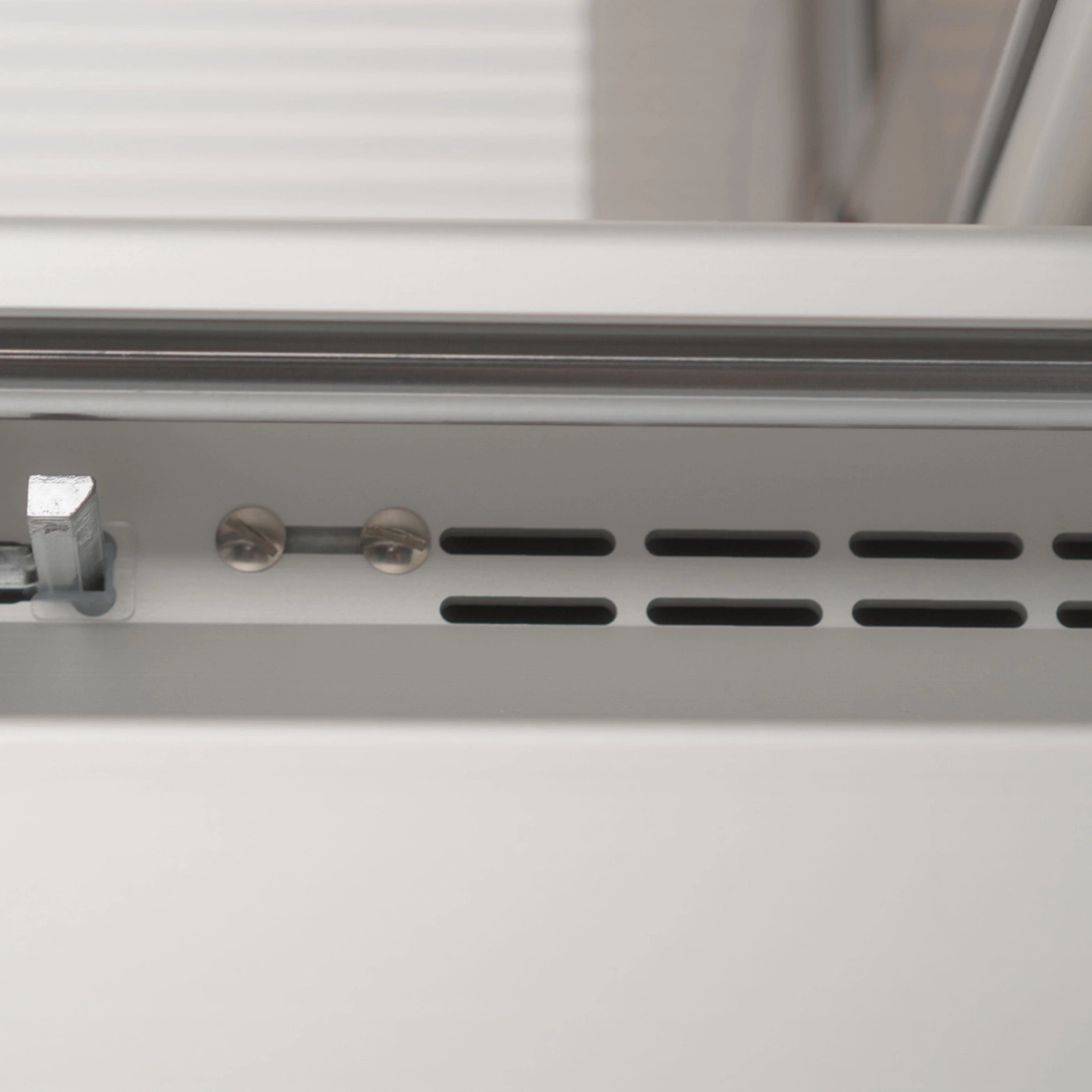 Nahaufnahme von Metall mit Schrauben und Schlitzen, Detailaufnahme, grau
