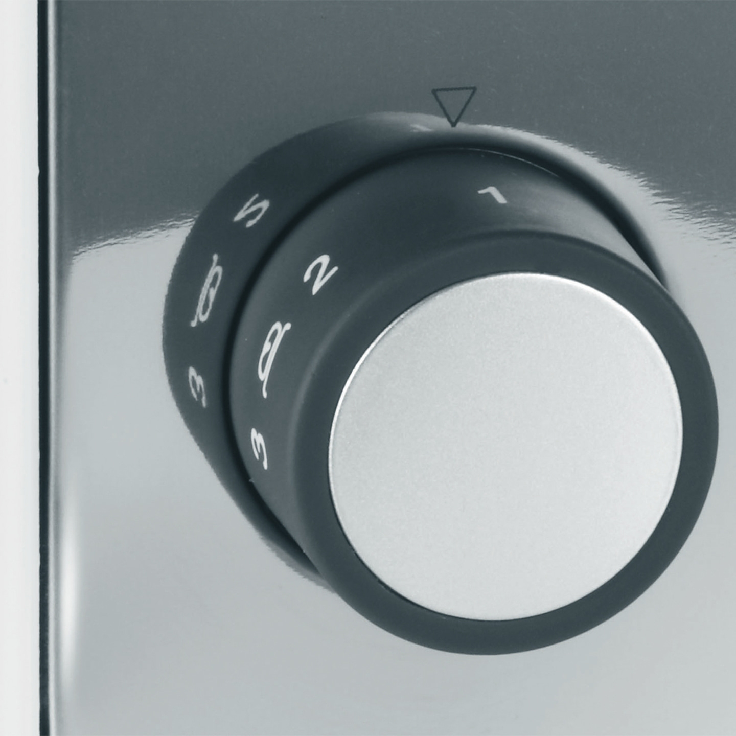 Drehknopf mit Zahlen. Schwarzer Knopf mit silberner Mitte. Einstellungen von 1 bis 3.