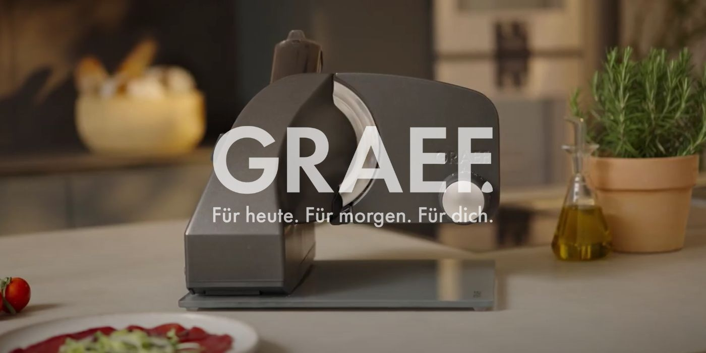 Graef-Schneidemaschine in einer Küche mit Kräutern und Öl.