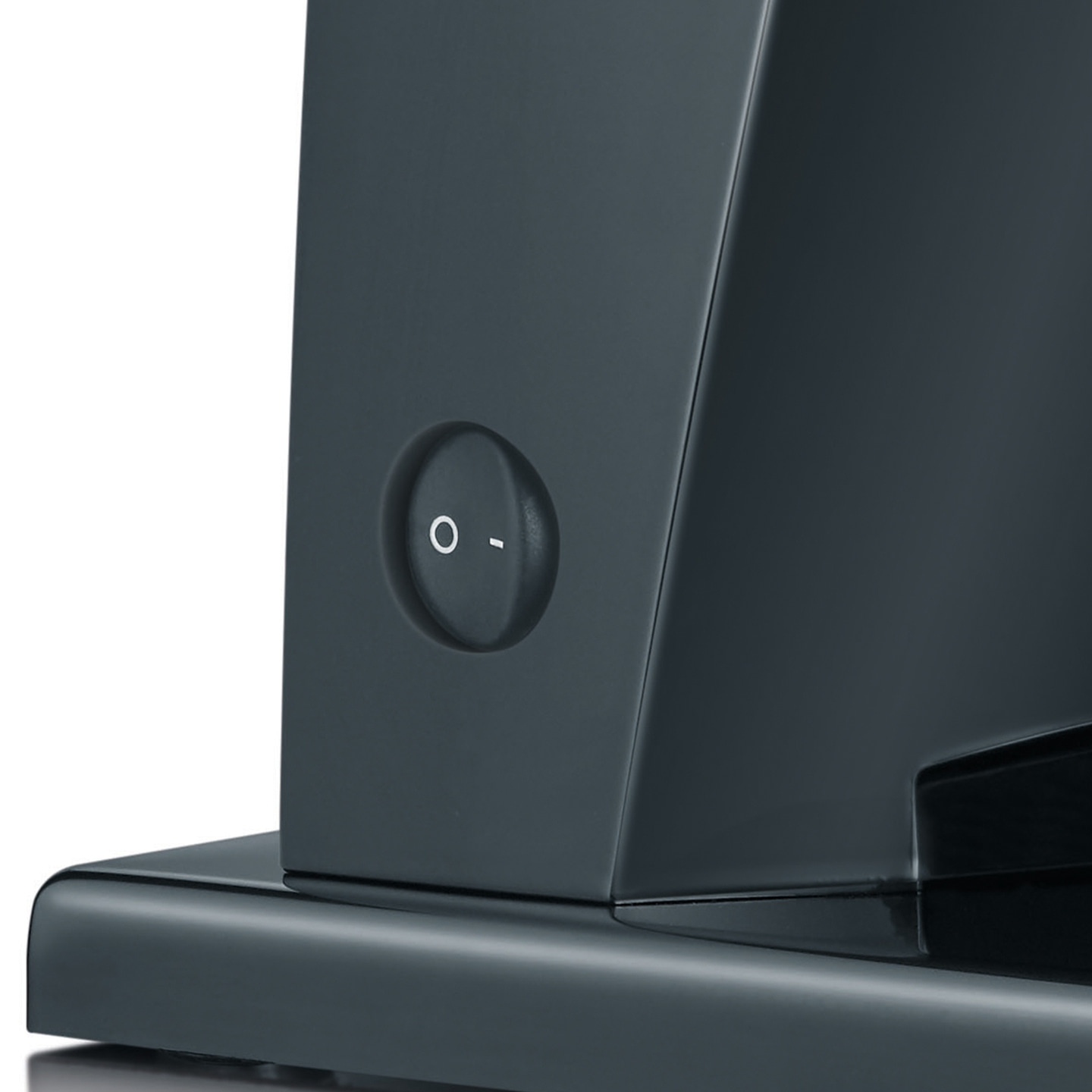 Schwarzer Apparat mit Ein- und Ausschalter, Nahaufnahme, Detailaufnahme, Gerät