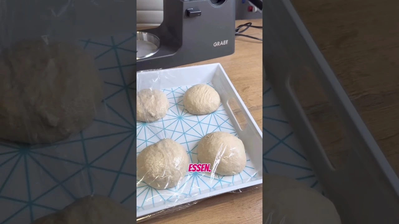 Teigbällchen in einer Schale mit Frischhaltefolie, GRAEF-Gerät im Hintergrund.