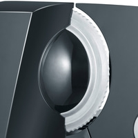 Nahaufnahme eines grauen Fleischschneiders mit gezahnter Klinge und glatter Oberfläche.