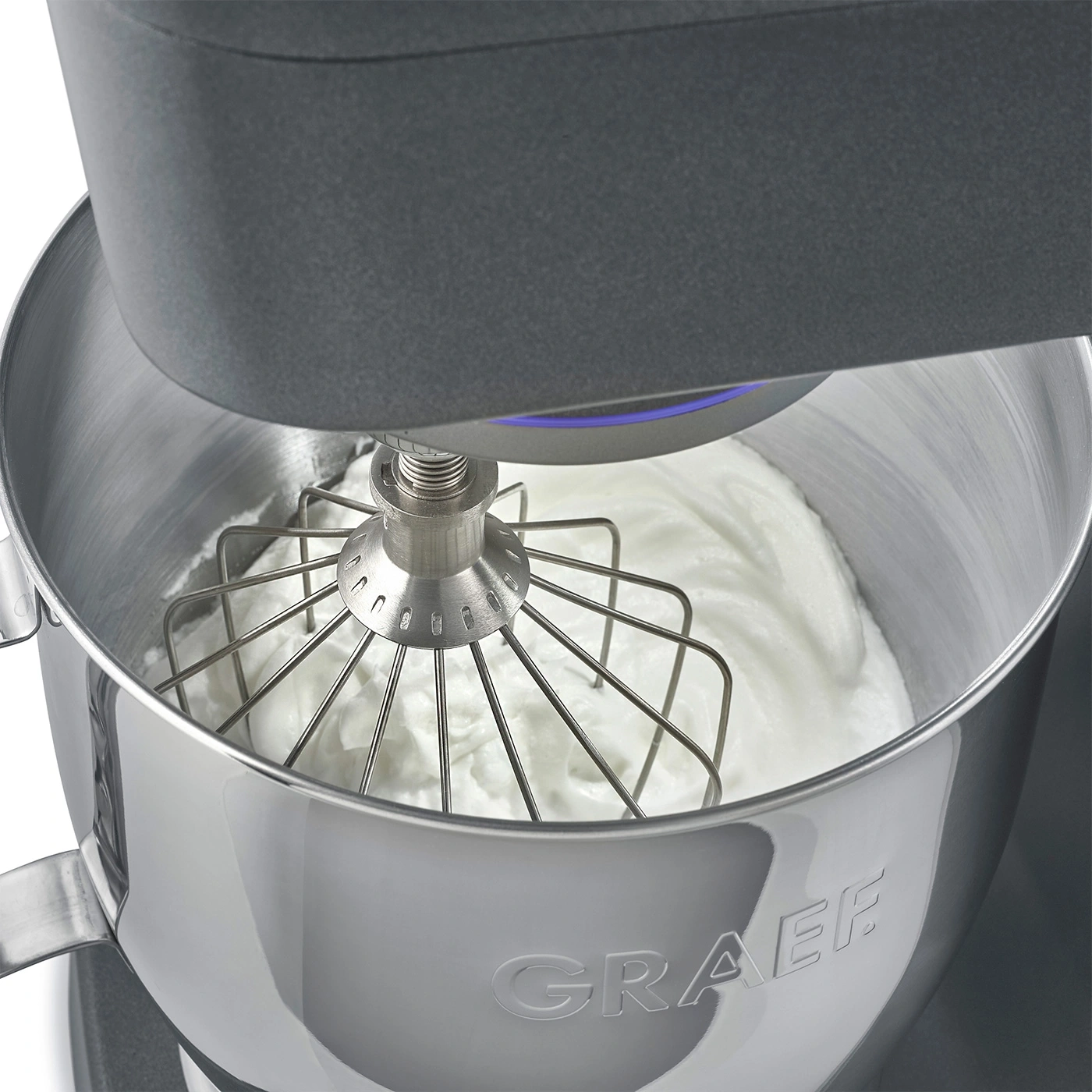 Küchenmaschine mit Rührbesen und geschlagenem Eiweiß in der Schüssel. Graef.