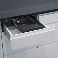 Schublade mit Kaffeemühle, schwarze Arbeitsplatte, Küchenschrank, Graef-Logo.