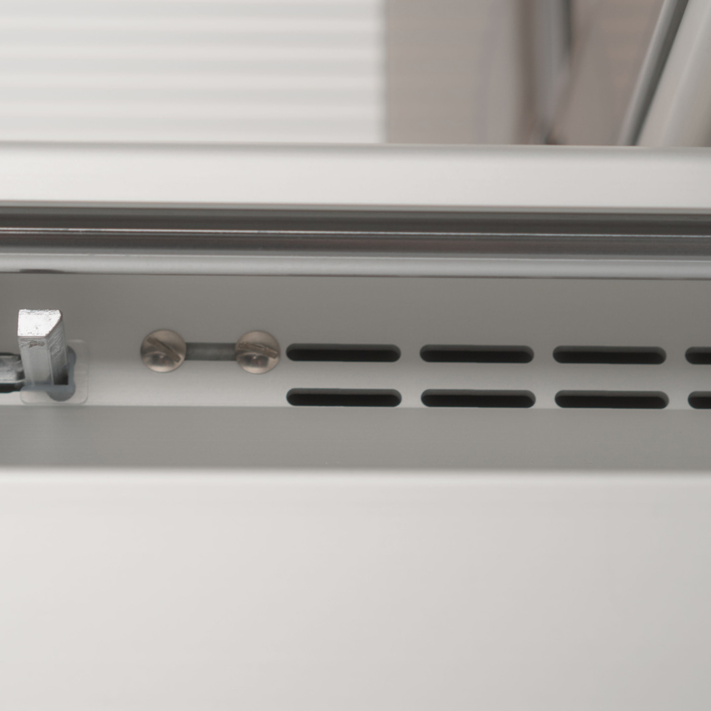 Nahaufnahme von Metall mit Schrauben und Schlitzen, Detailaufnahme, grau