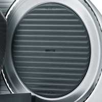 Nahaufnahme eines grauen, geriffelten Kreises mit 'OPEN' und 'OPEN' Beschriftung.