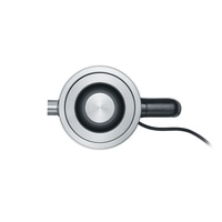 Nahaufnahme eines silbernen Geräts mit schwarzem Griff und Kabel auf weißem Hintergrund