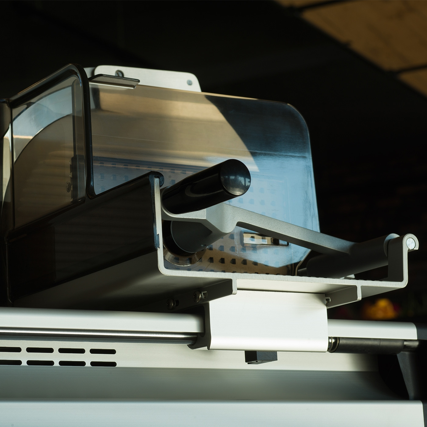 Nahaufnahme einer Fleischschneidemaschine mit Schutzvorrichtung und Griff