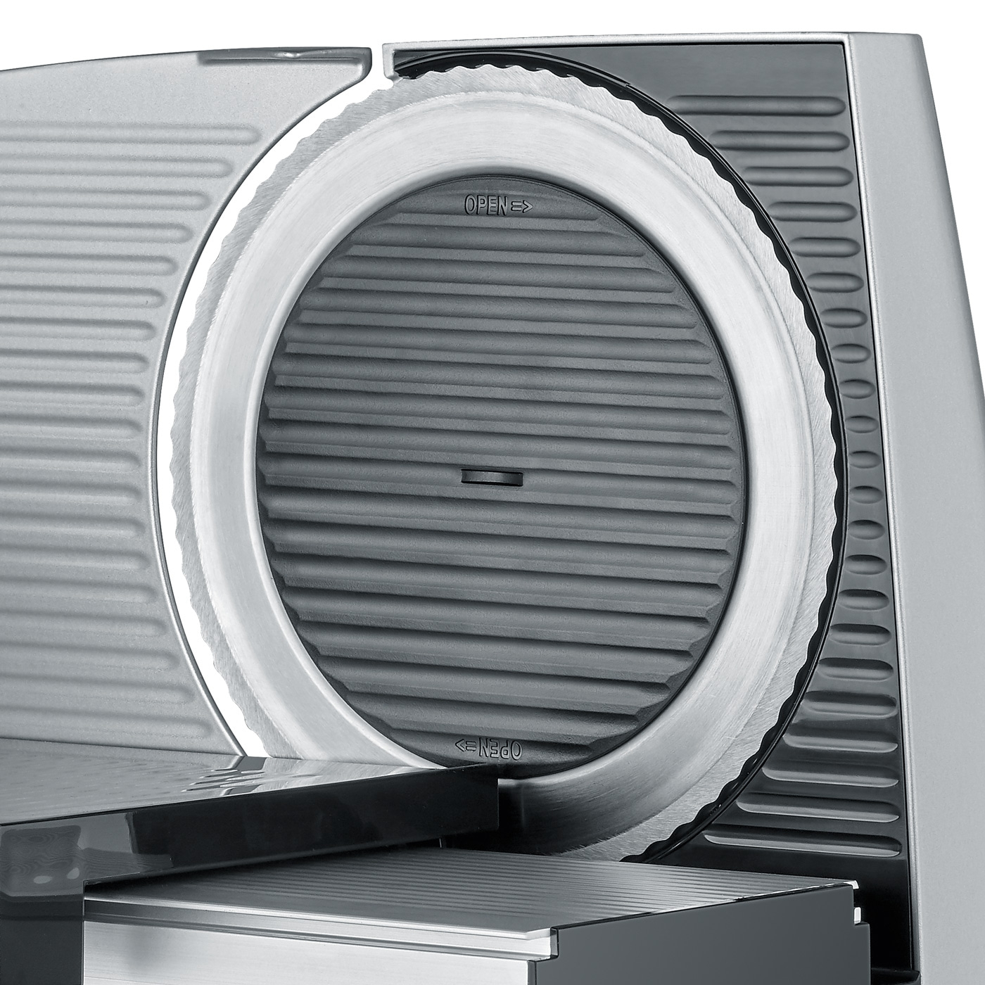 Nahaufnahme eines silbernen Fleischschneiders mit einem runden Messer und der Aufschrift "OPEN".