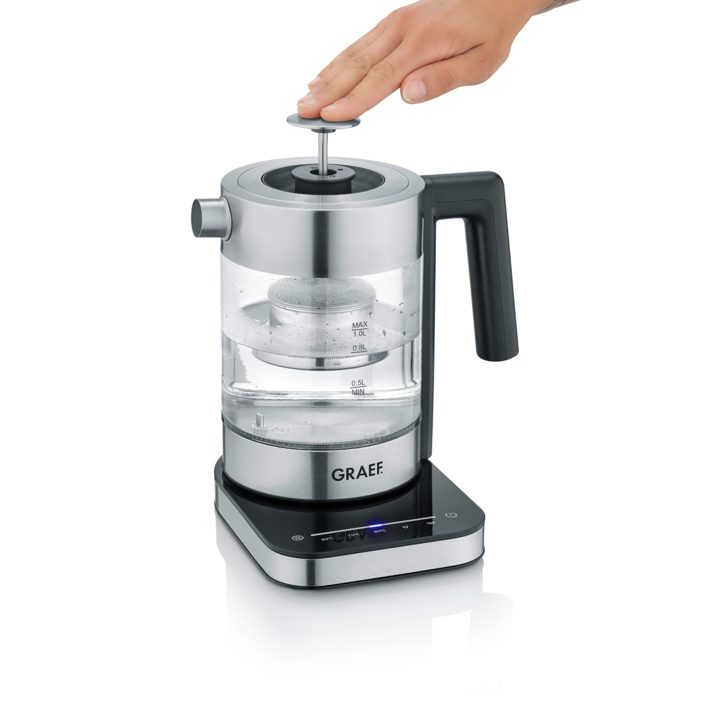 Wasserkocher mit Hand, der Deckel öffnet, mit GRAEF-Logo und Temperaturanzeige.