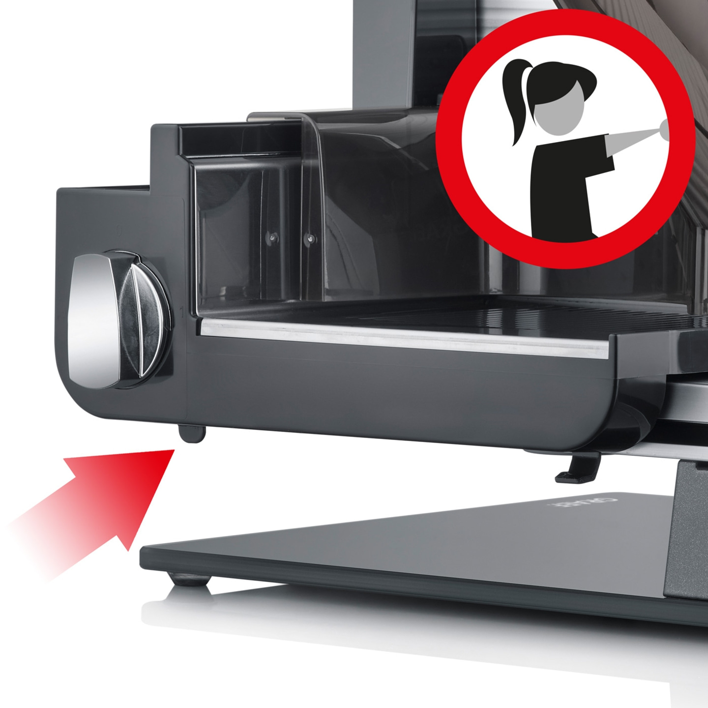 Fleischschneider mit rotem Pfeil und Warnsymbol für Sicherheitshinweis