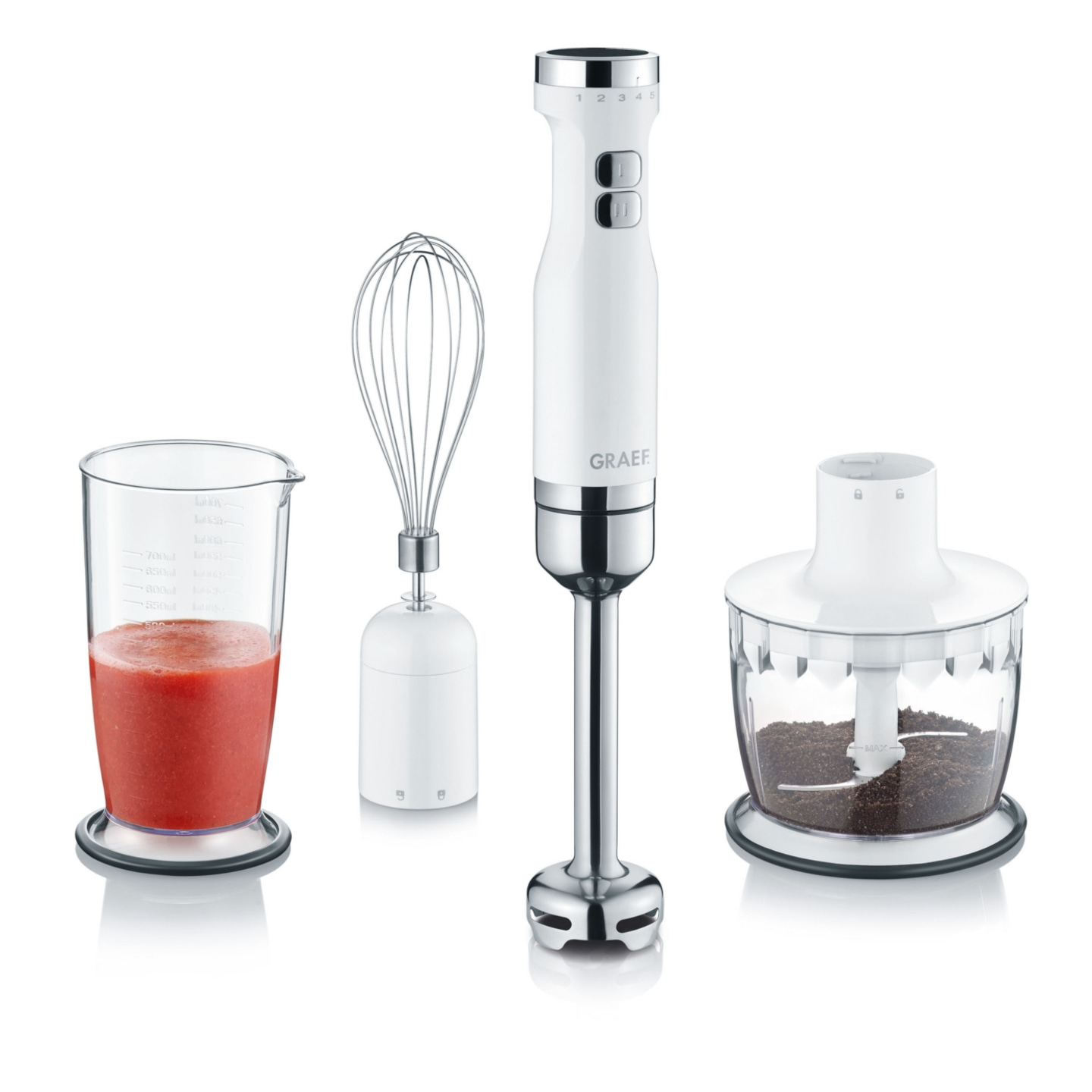 Weißer Stabmixer mit Zubehör, Becher, Schneebesen und Zerkleinerer.