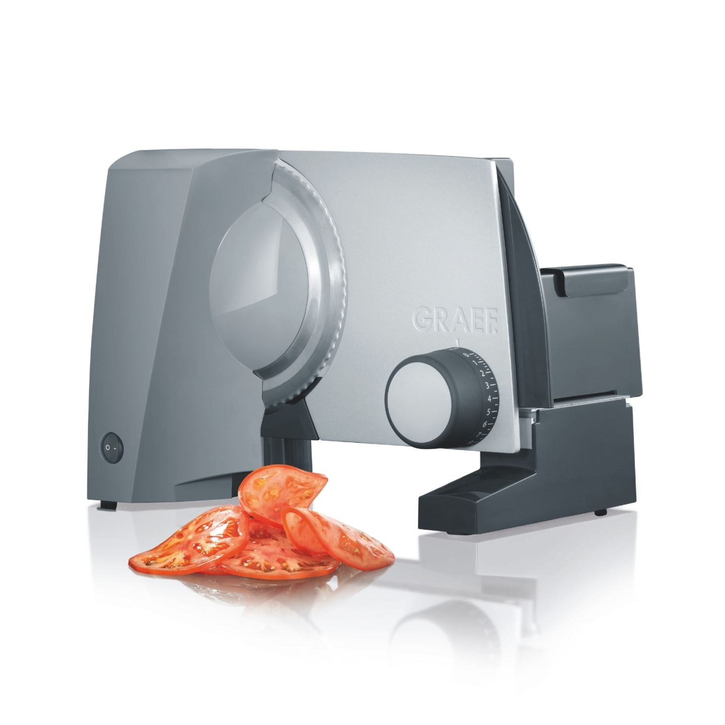Graef Allesschneider mit Tomatenscheiben, grau und silber, auf weißem Hintergrund