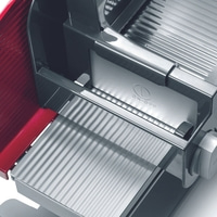 Nahaufnahme eines elektrischen Fleischschneiders mit Ein- und Ausschalter.