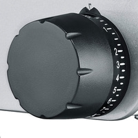 Schwarzer Drehknopf mit Zahlen auf silbernem Hintergrund, Nahaufnahme.