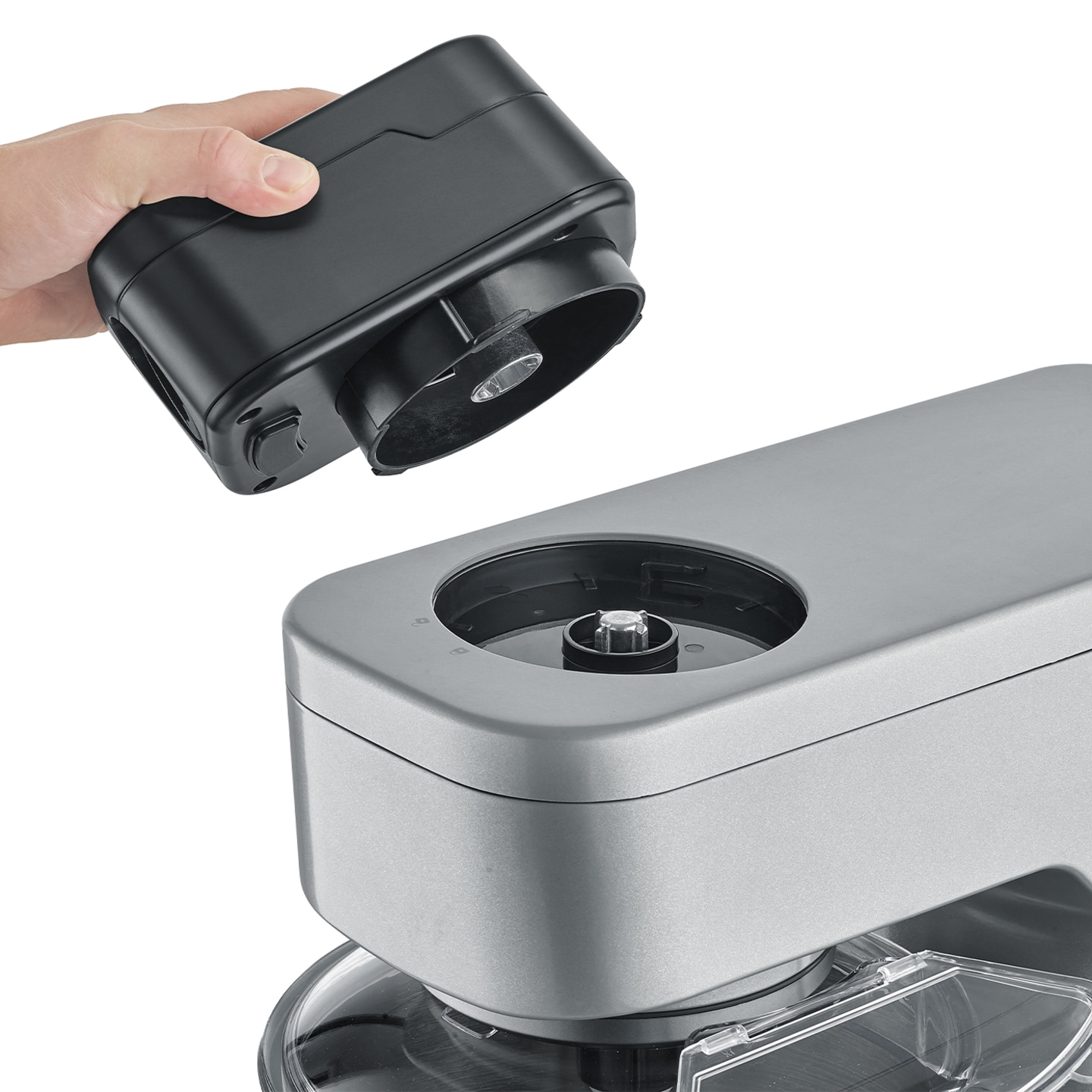 Hand hält schwarzes Gerät über silbernes Gerät, um es zu verbinden.