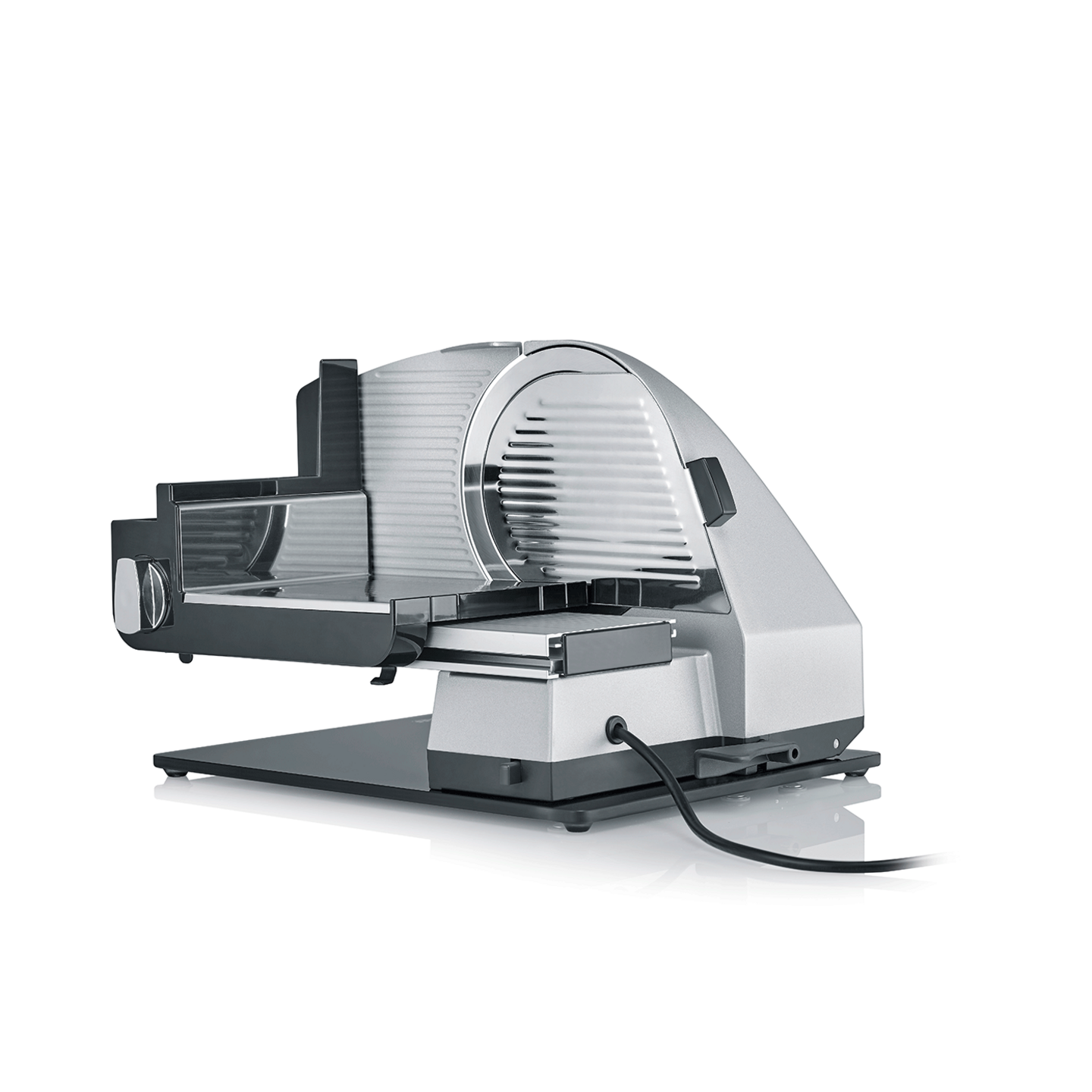 Elektrische Aufschnittmaschine, silber und schwarz, isoliert auf weißem Hintergrund.