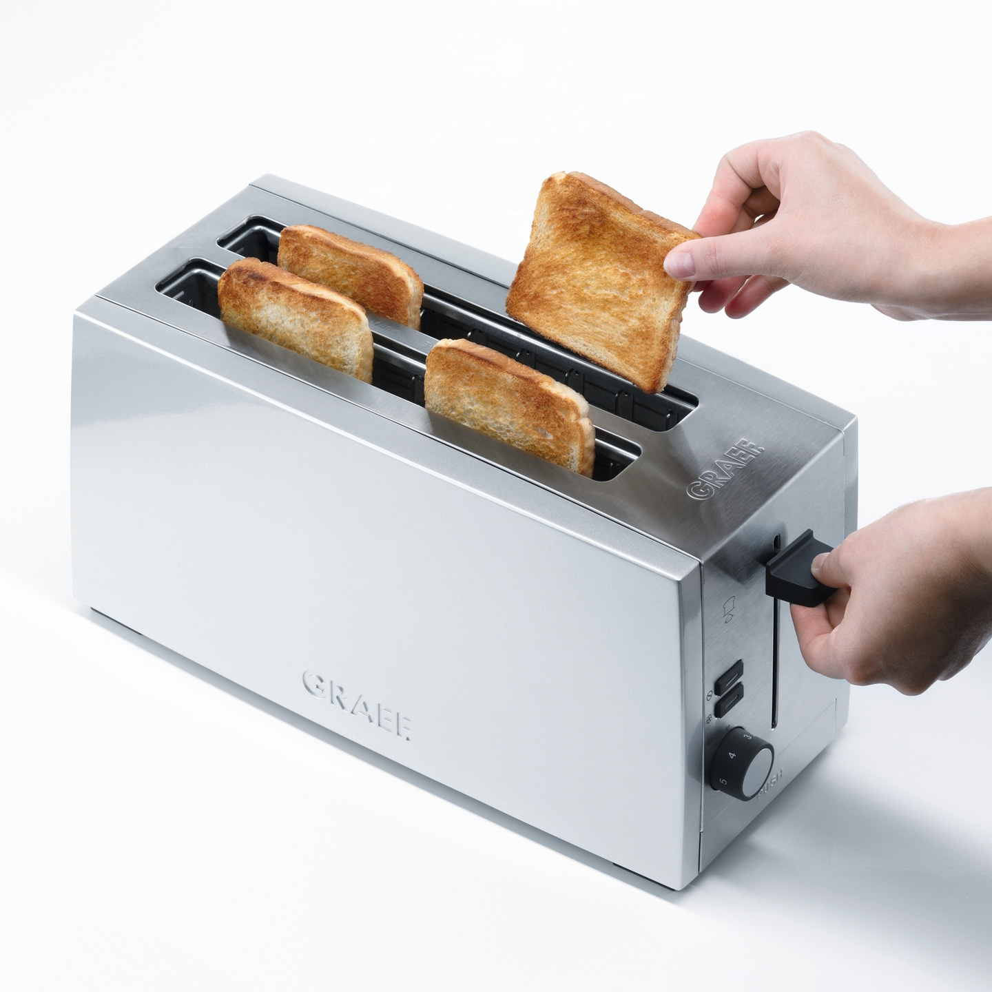 Ein Toaster mit Toastbrot, das aus dem Toaster genommen wird.