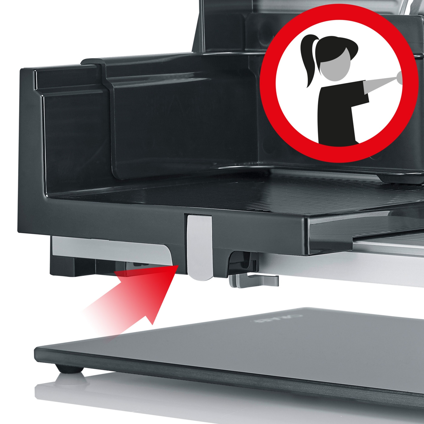 Fleischschneider mit rotem Pfeil und Warnsymbol für Sicherheitshinweis