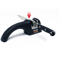 Messer wird mit einem Messerschärfer geschärft, Pfeil zeigt nach unten.