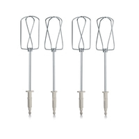 Vier Schneebesen für einen Handmixer, isoliert auf weißem Hintergrund.