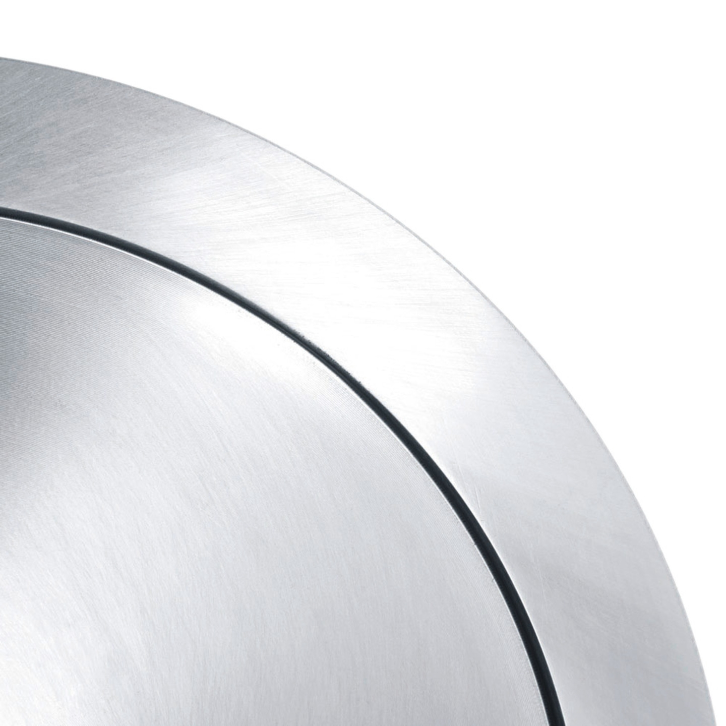 Nahaufnahme einer silbernen, kreisförmigen Metallplatte mit einer schwarzen Linie.