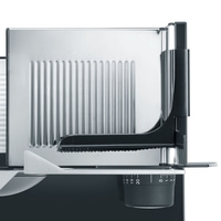 Nahaufnahme eines silbernen und schwarzen Fleischschneiders mit Skala und Klinge