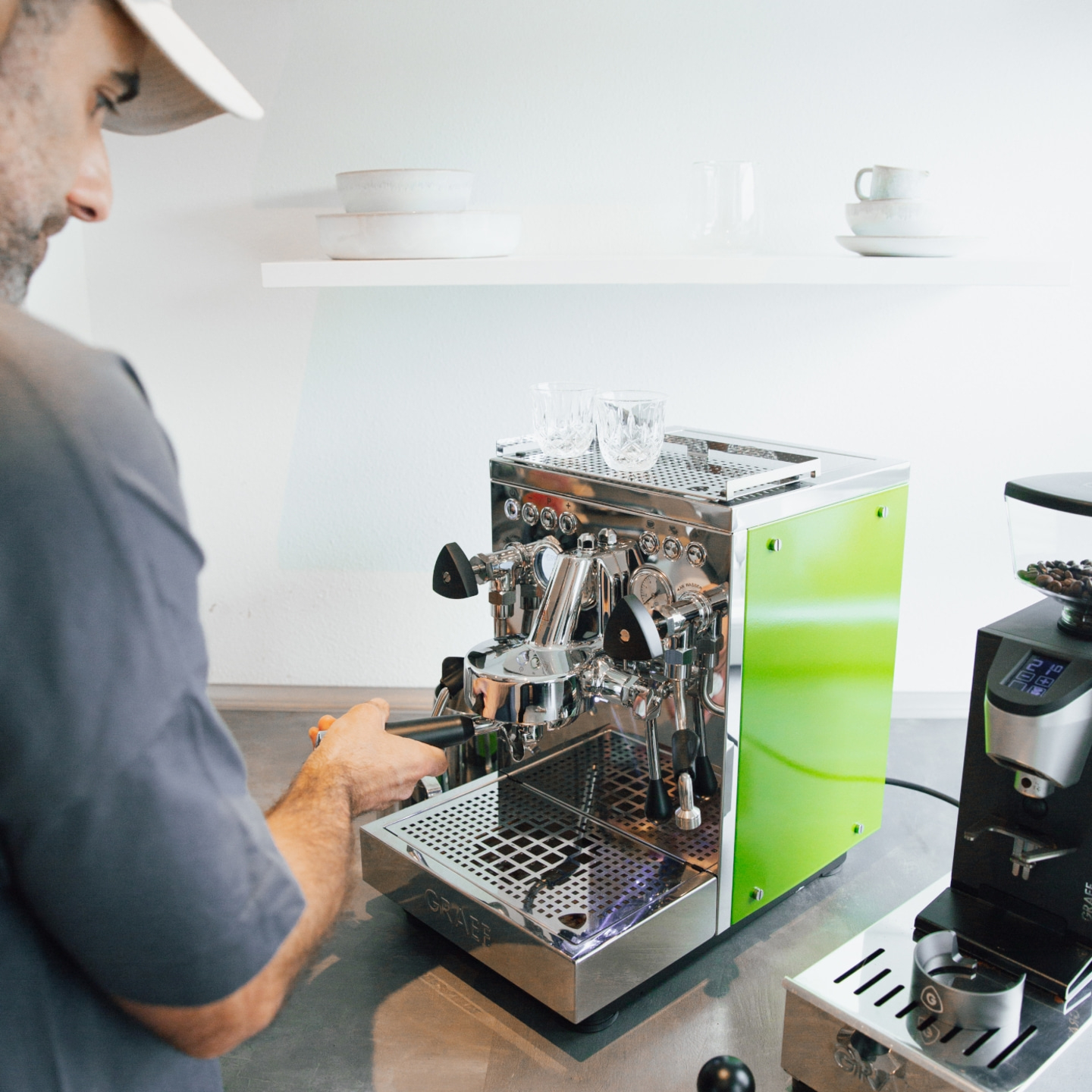 Mann bereitet Kaffee mit einer Espressomaschine zu.