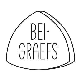 Logo mit Text 'BEI GRAEFS' in einem dreieckigen Rahmen, schwarz-weiß.