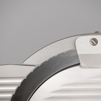 Nahaufnahme eines Fleischschneiders mit scharfer Klinge und Detail