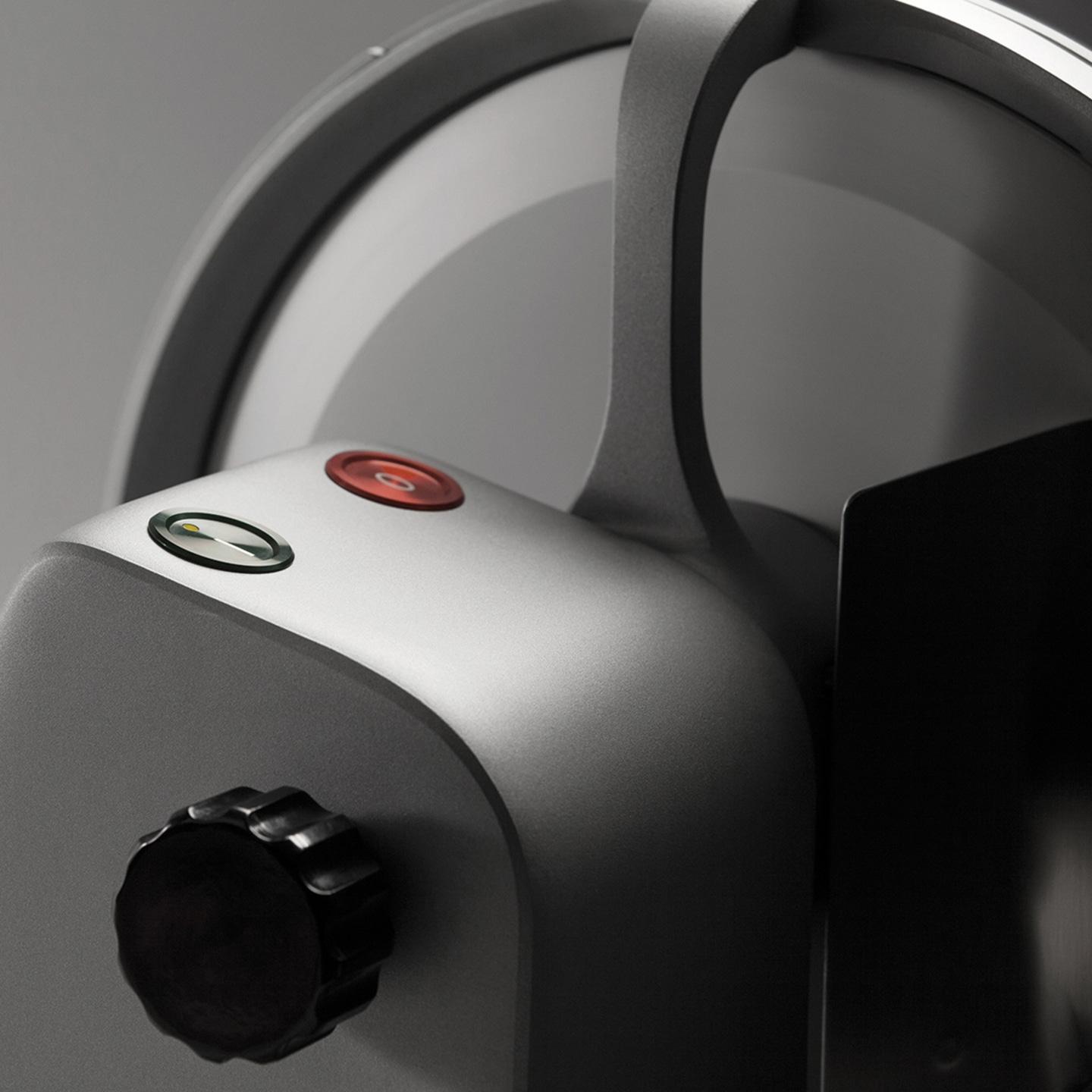 Nahaufnahme eines silbernen Geräts mit Knöpfen und einem Griff