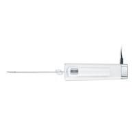 Medizinisches Gerät mit Nadel und Kabel, weißes Design, isoliert auf weißem Hintergrund